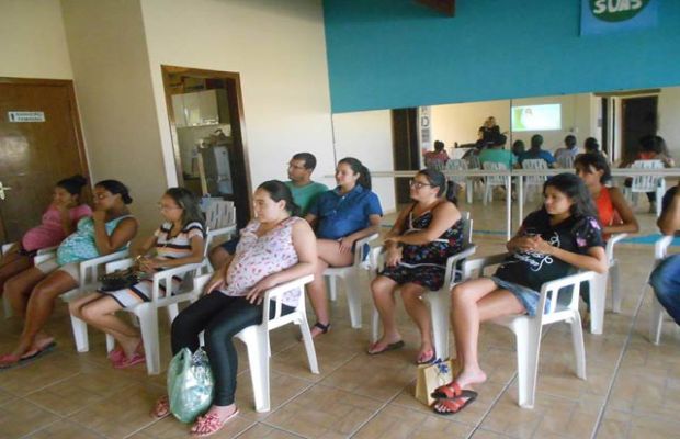 Grupo de Gestantes  assiste palestra com pediatra 